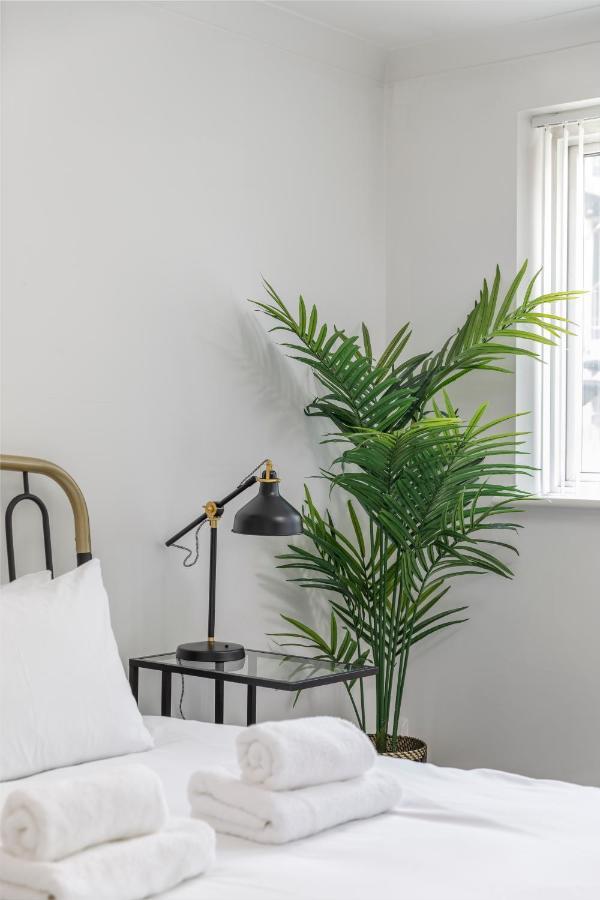 Beachside Retreat 2-Bedroom Gem With Free Private Parking & Outdoor Space Brighton Luaran gambar